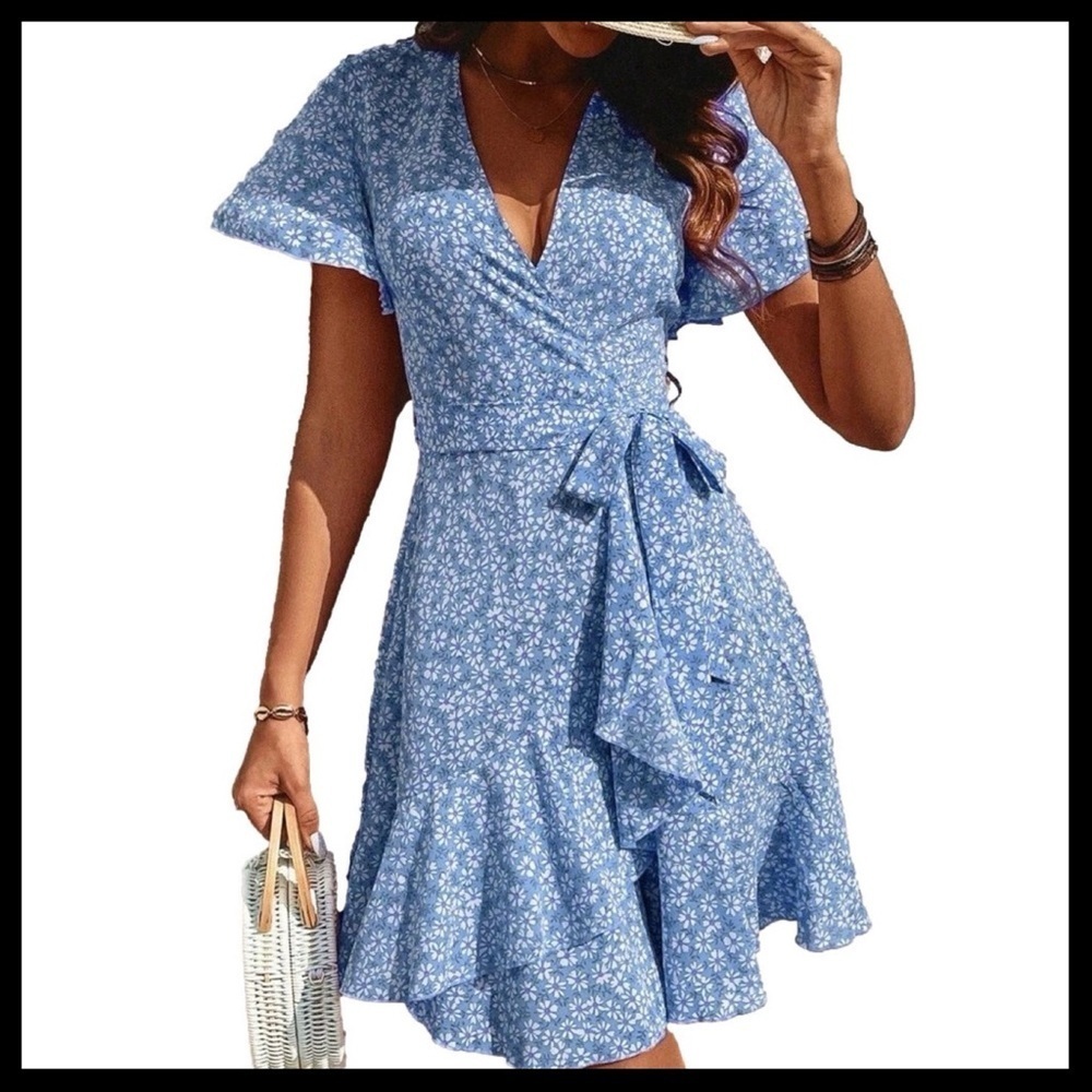 BOUTIQUE Summer Wrap V-Neck Dress 
Floral Print Boho Mini